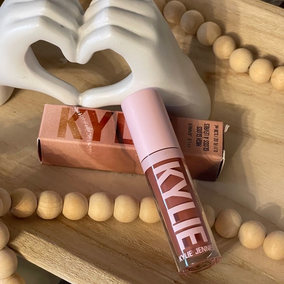KYLIE COSMETICS High Gloss In 802 Candy K (Warm Pink Nude) - Picture 7 of 9